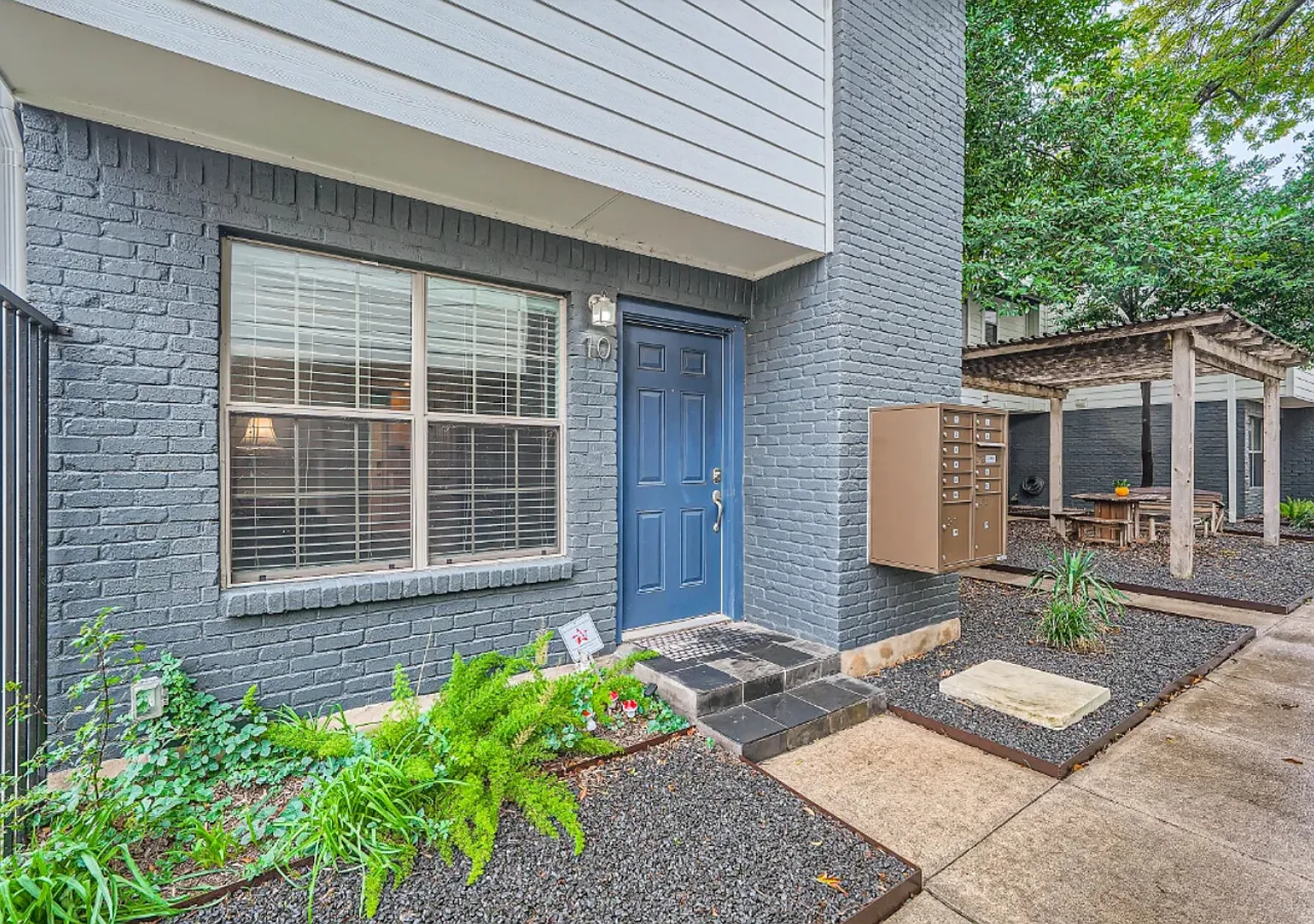 Charming townhome in a great location — Photo 1