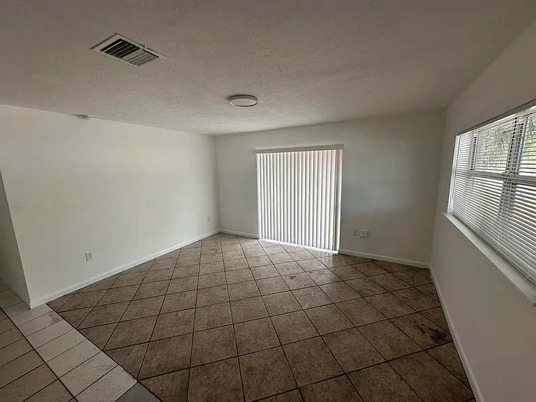 115 Maple Ave — Photo 9