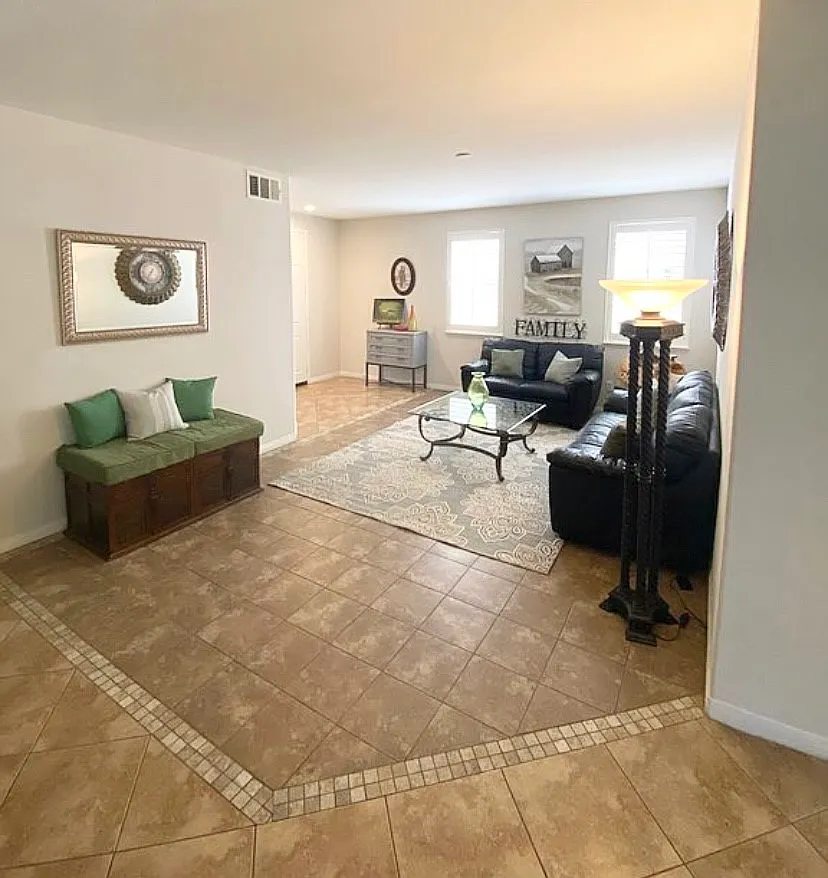 4 bed, 2.5 bath, 2973 sqft, $3,995 — Photo 2