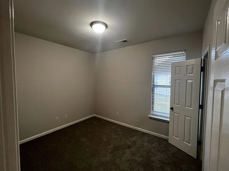 2208 Adkins Cir — Photo 33