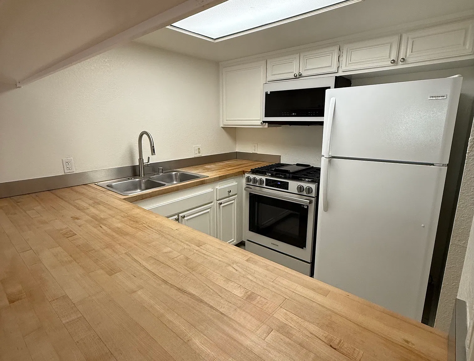 3 bed, 2.5 bath, 1300 sqft, $3,795 — Photo 3