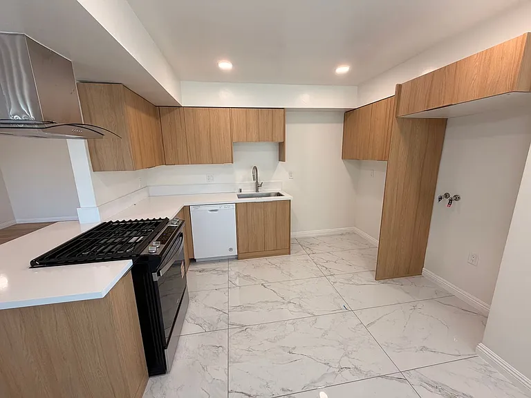 10500 La Reina Ave #E — Photo 14