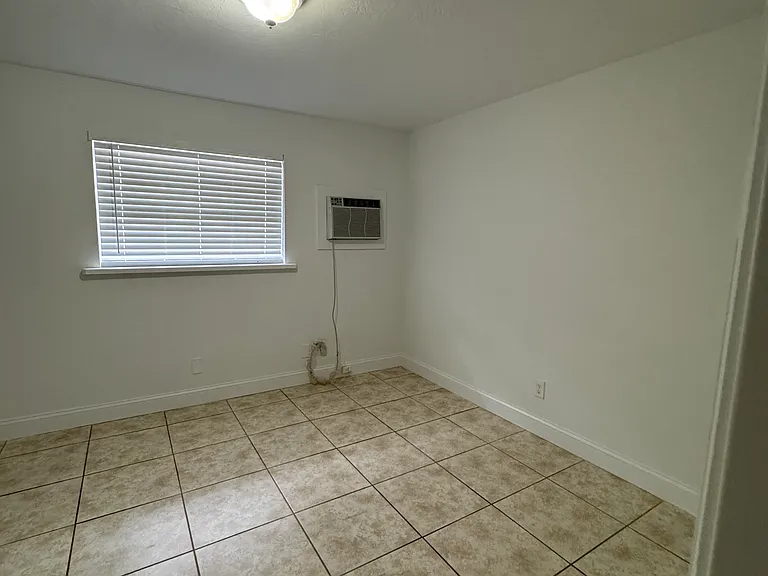 1135 W 28th St #6 — Photo 15