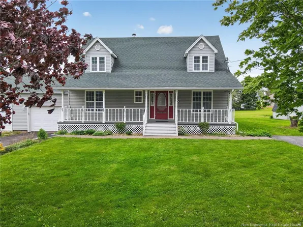 54 Peter St, Salisbury, NB E4J 2N9