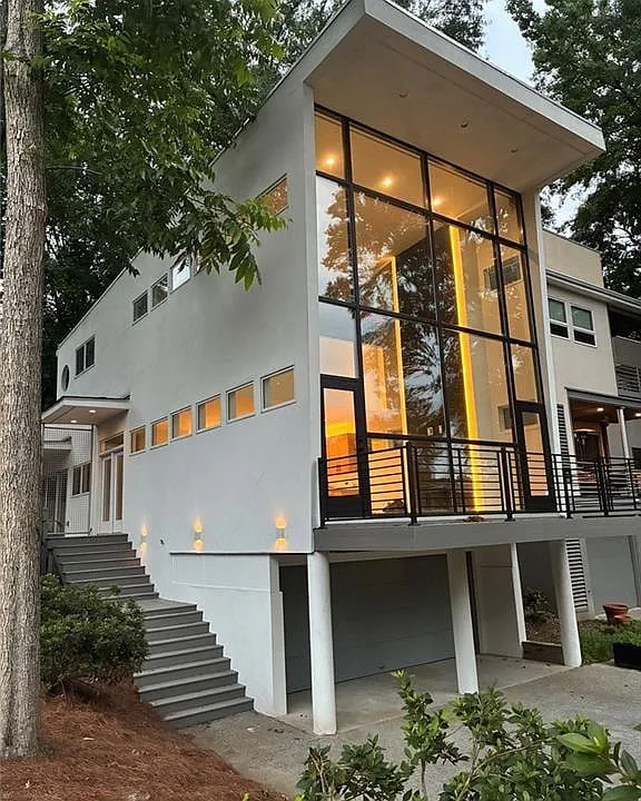 739 Antone St NW