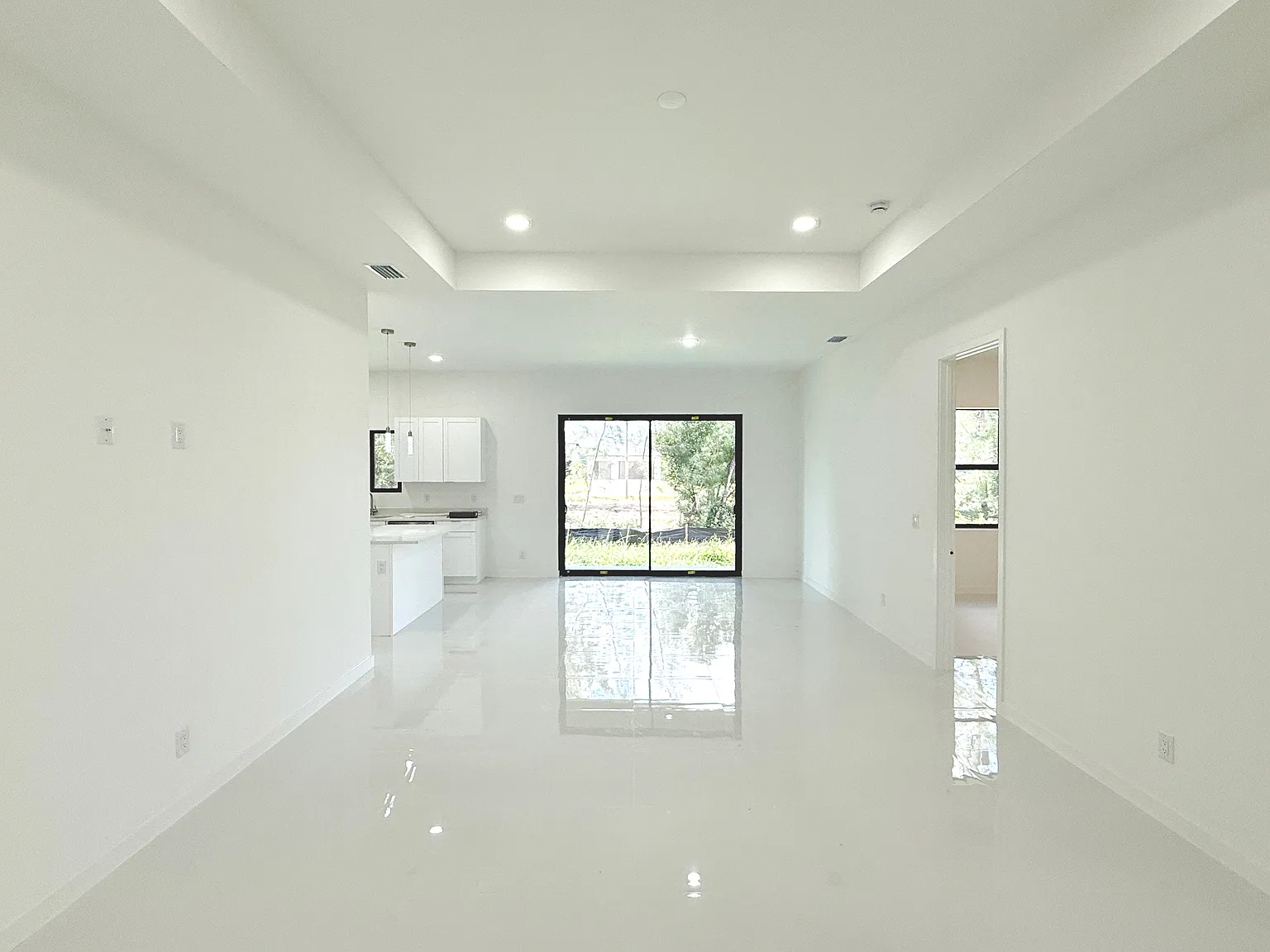 4 bed, 1905 sqft, $2,200 — Photo 4