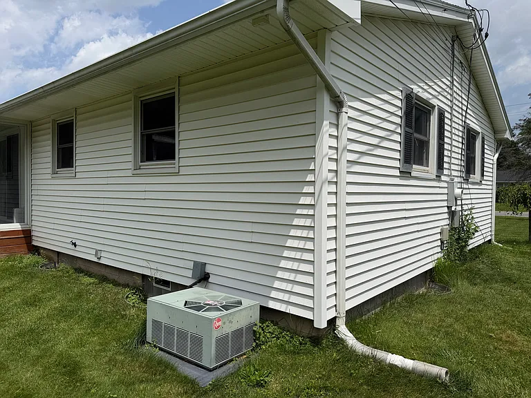 1691 Qualtrough Rd — Photo 7