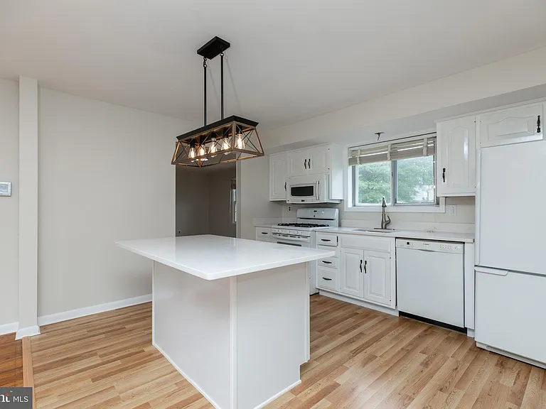 410 Woodlawn Ave — Photo 8