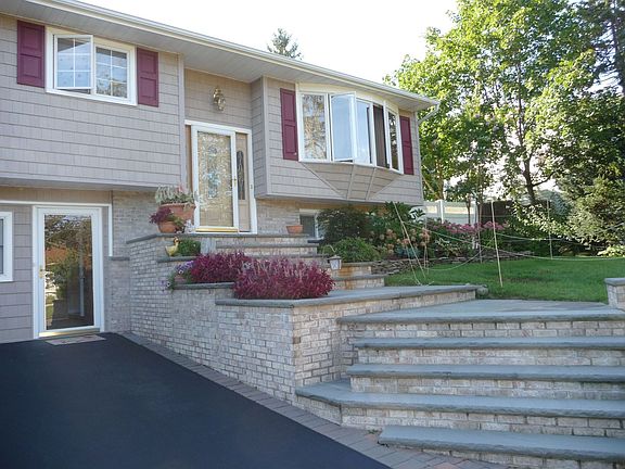 3rd image of 23 Weston Ln