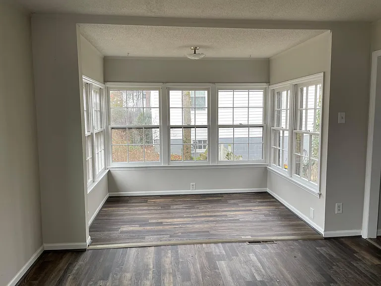 Nice sunroom or dining room
