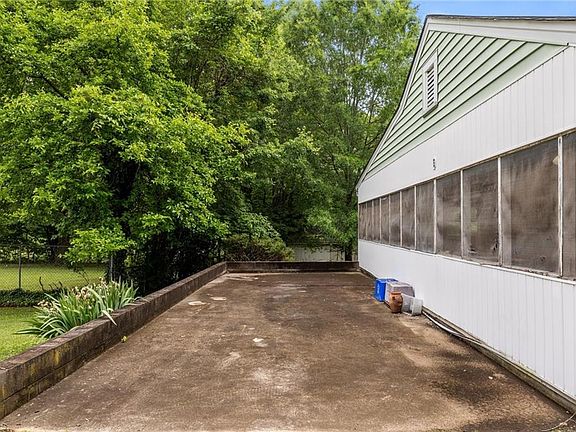 3rd image of 113 Woodale Dr