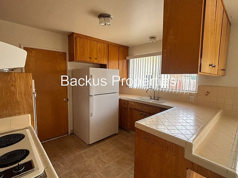 790 Fairfax Dr — Photo 9