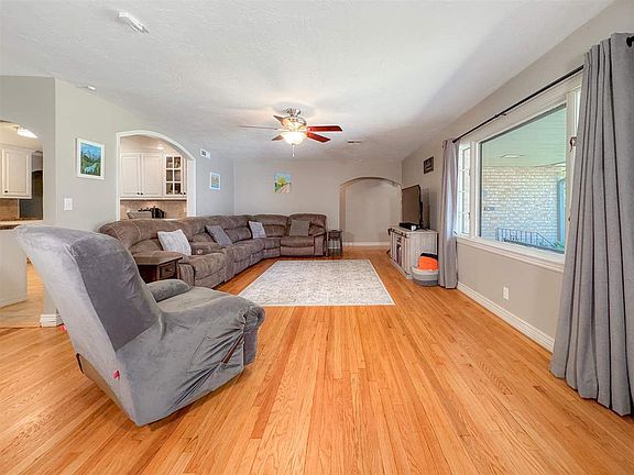 5th image of 93 Elmwood Ave