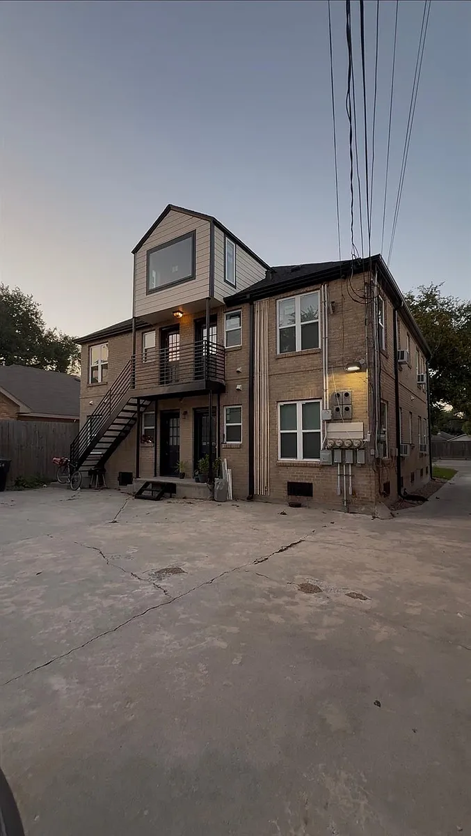 Photo 2 of 5 - 4308 Leeland St #3 - Houston, TX Building Photo - 4308 Leeland St #3