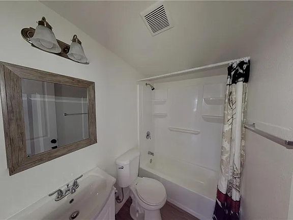 Bathroom with tub/shower