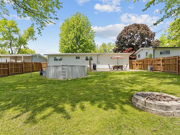 3rd image of 1240 Bobolink Dr