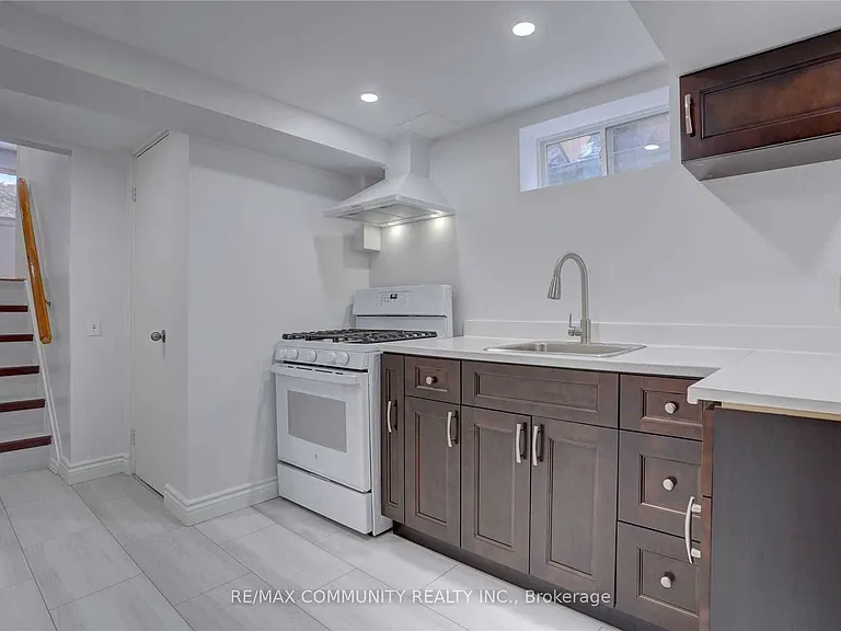 435 Maplewood Dr — Photo 12