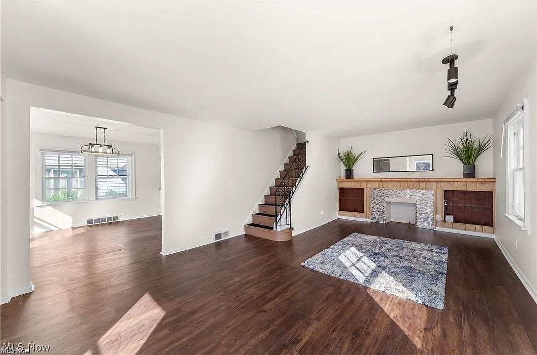 4 bed, 2.5 bath, 2127 sqft, $2,000 — Photo 3