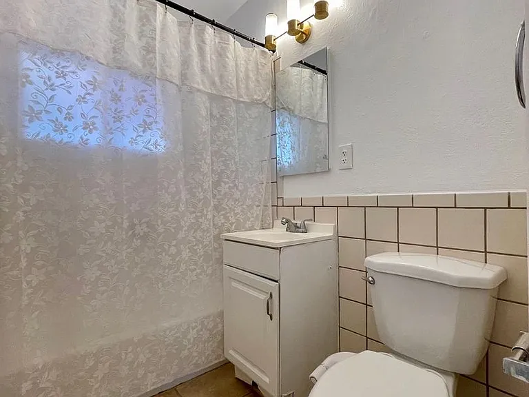 Beautiful 2 bedroom 1 bathroom with a private yard in the heart of El Cajon — Photo 11