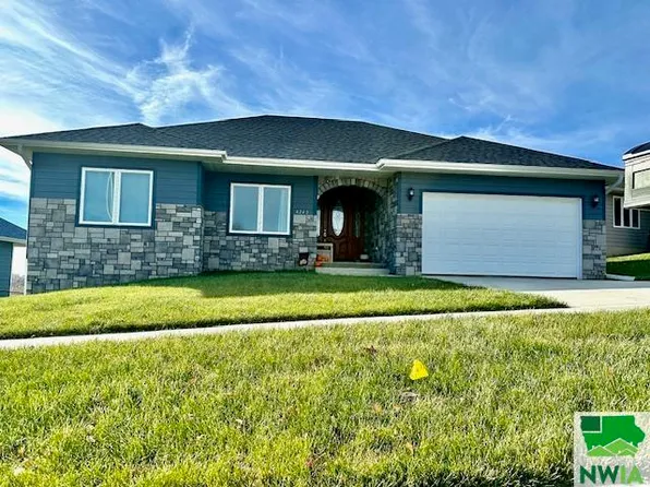 4242 Fieldcrest Dr, Sioux City, IA 51103
