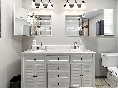 Master double sinks with built-in mirrored cabinets