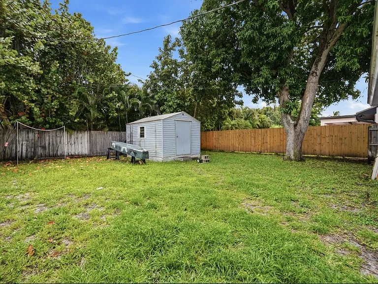 712 NE 10th Ave — Photo 18