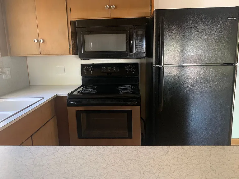 4043 Greenwood Rd — Photo 8