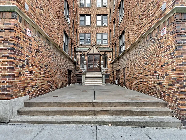 225 E 202nd St #2A — Photo 8