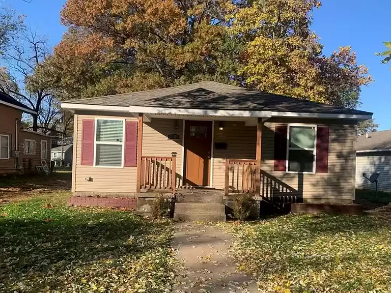 308 S Elm St — Photo 1