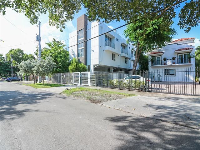 1st image of 2947 Coconut Ave