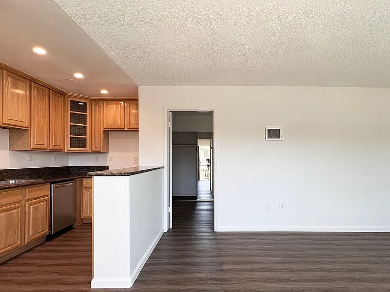 Orange Plaza Villa Apartments — Photo 10