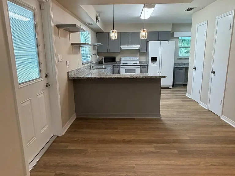 1109 W Plymouth St — Photo 17