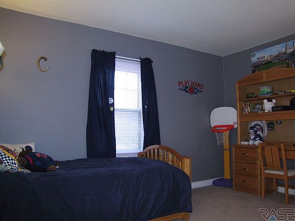 2nd image of 100 W Barck Ave