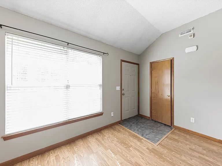 948 N Pine St — Photo 2
