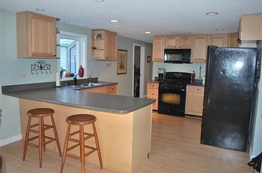 3rd image of 142 Hale St