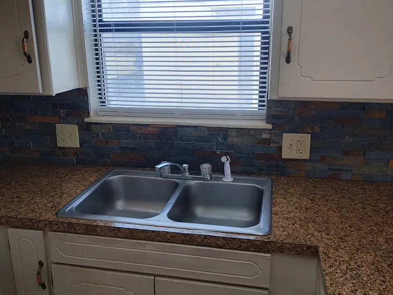 712 E Ash Ave — Photo 2