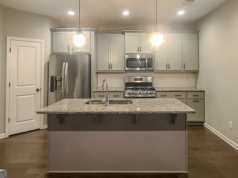 110 Ashton Pl — Photo 2