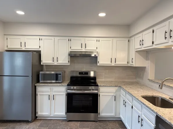 2221 High Bush Cir, Glen Allen, VA 23060