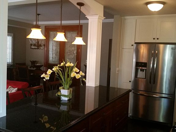 Beautiful upgrated kitchen open to living space w/ granite island