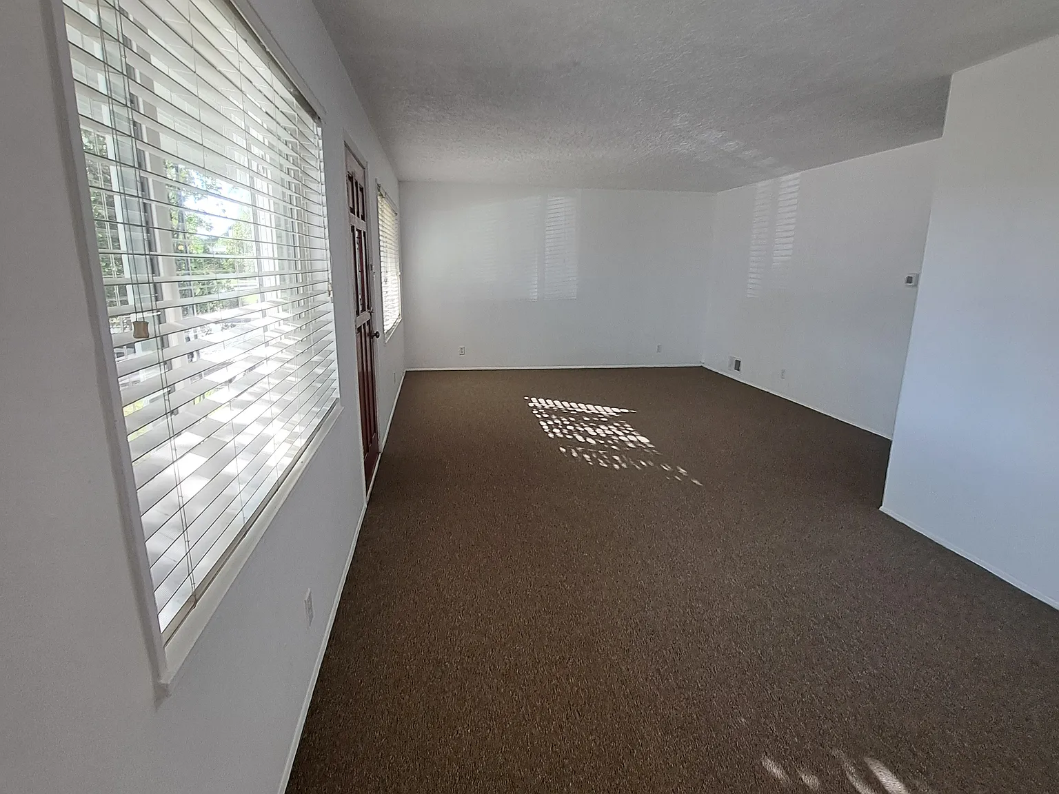 3 bed, 1.5 bath, 1948 sqft, $2,150 — Photo 2