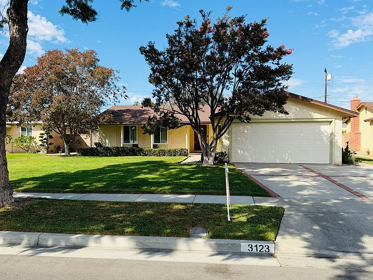 3123 W Teranimar Dr — Photo 1