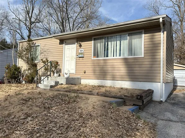 929 Clearfield Dr, Saint Louis, MO 63135