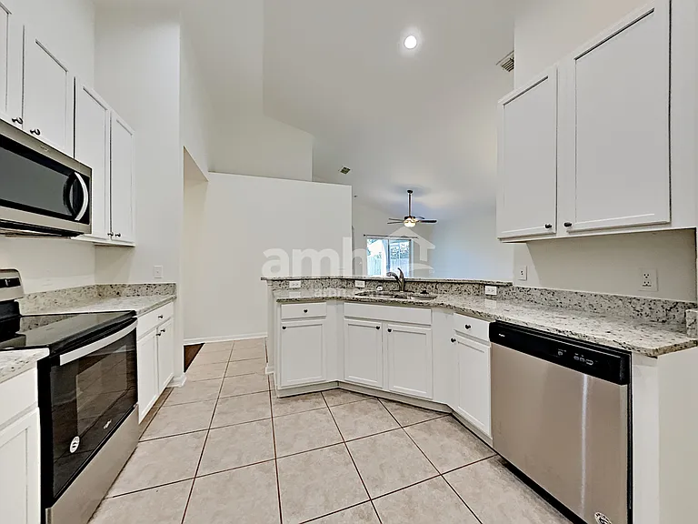 992 Stanvoy St — Photo 3