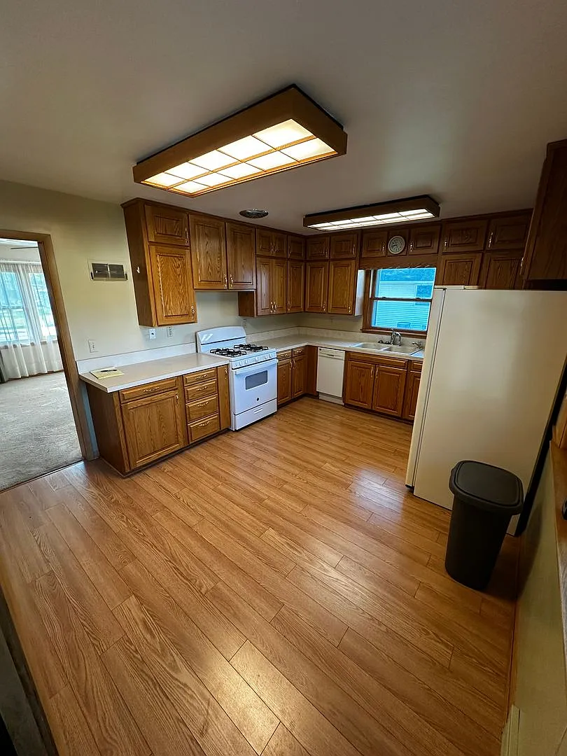 Quality 2 Bedroom 1 Bathroom Home with Garage — Photo 4