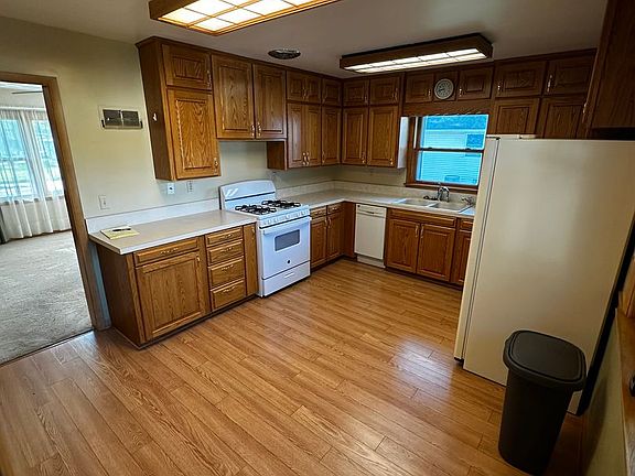 4th image of 615 College St
