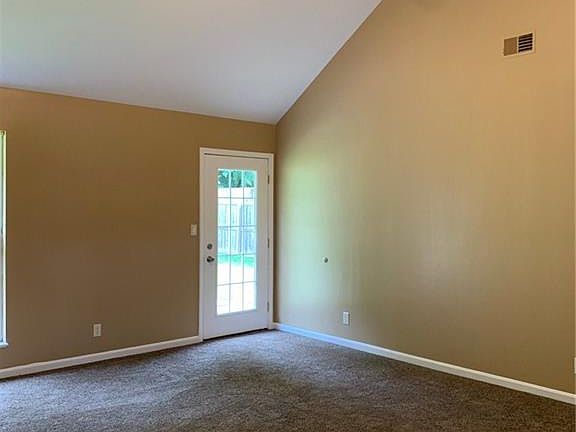 5th image of 914 Twin Oaks Dr