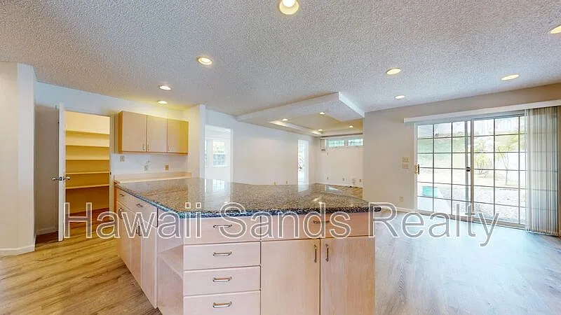 3 bed, 3.5 bath, 2672 sqft, $7,000 — Photo 2