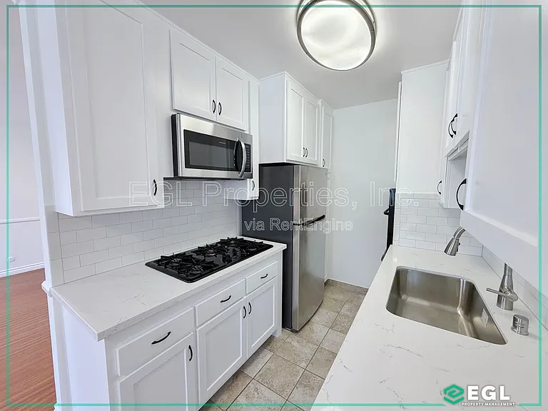 1032 N Gardner St #17 — Photo 5