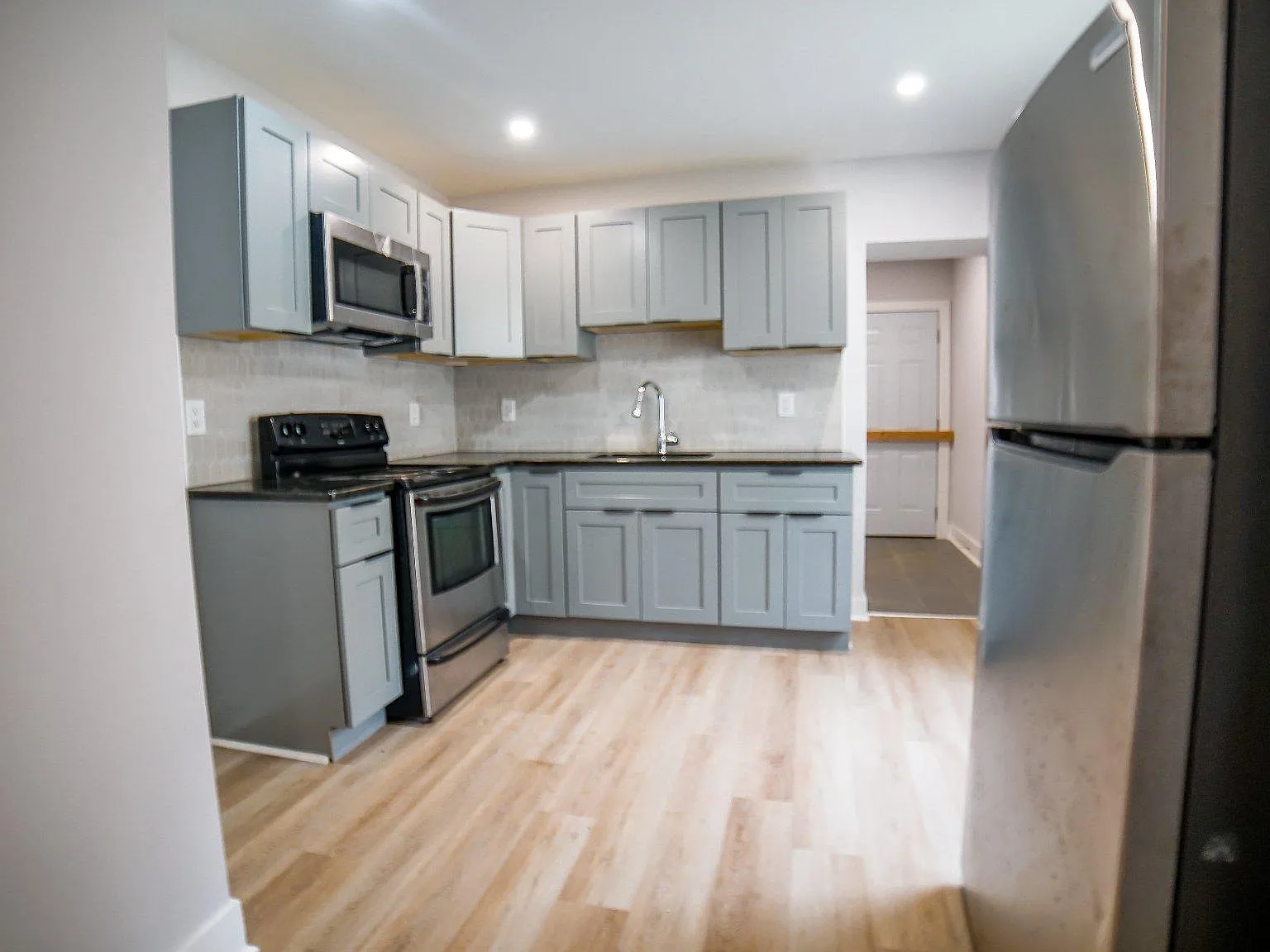 3 bed, 1.5 bath, 1298 sqft, $1,500 — Photo 3