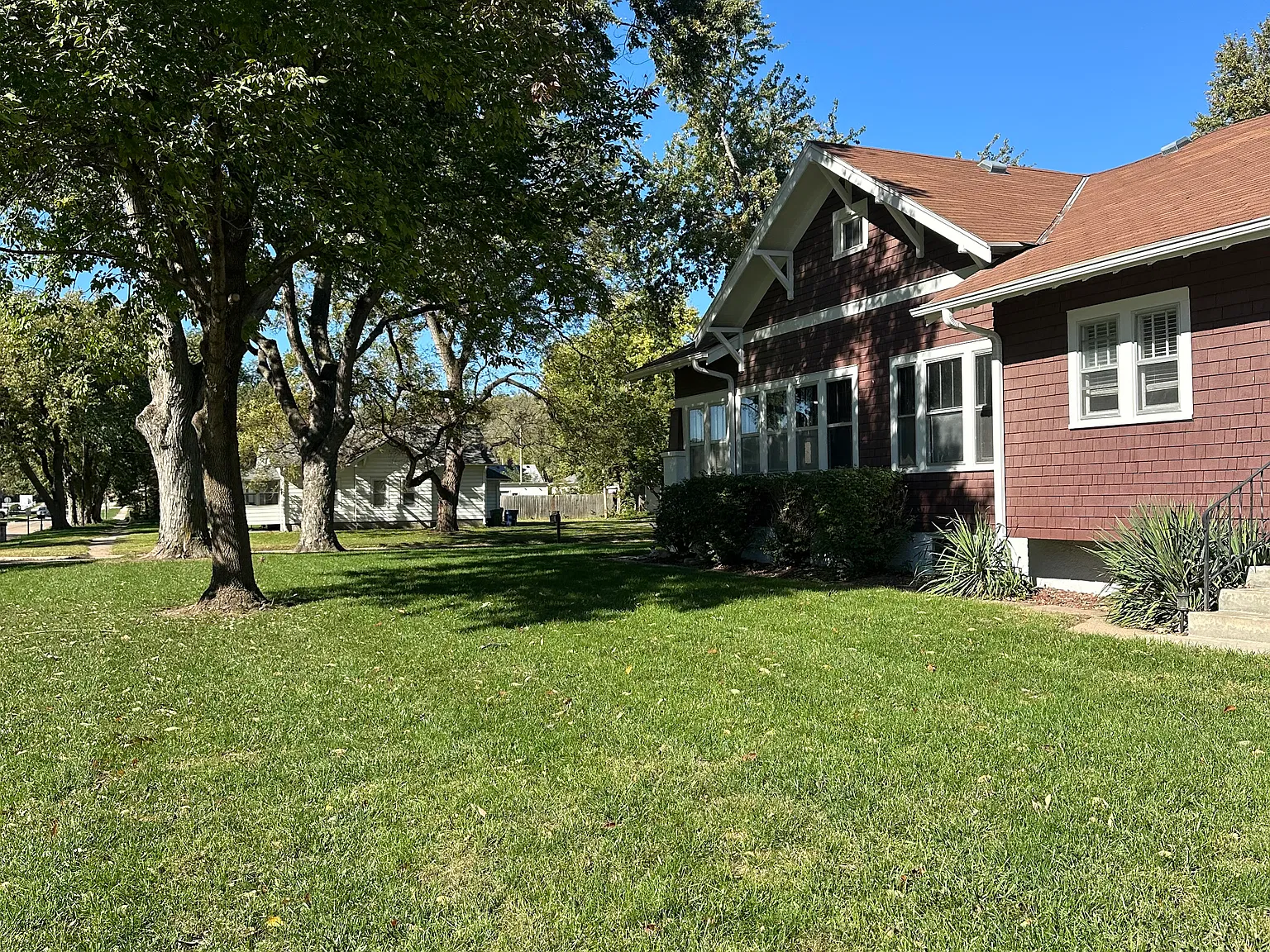 3 bed, 2.5 bath, 2100 sqft, $2,300 — Photo 3